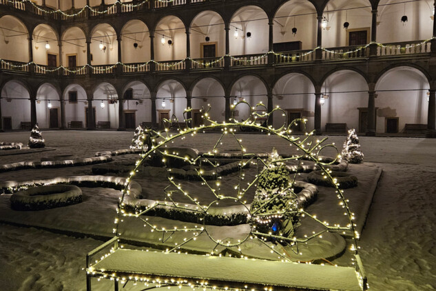 Vánočně nasvícený zámek Opočno